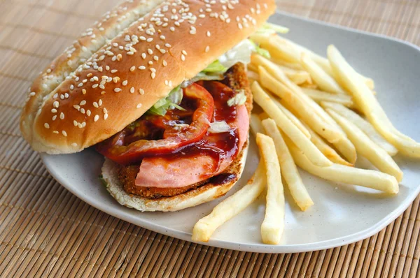 hamburger, patates kızartması ile