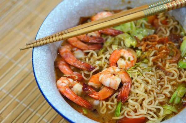 Macarrão de sopa picante tailandês tom yum — Fotografia de Stock