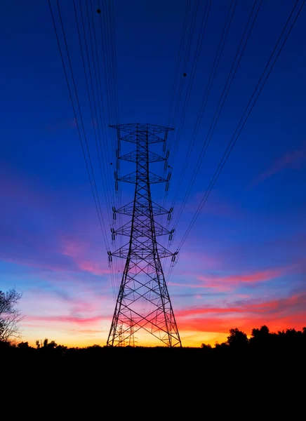 Gün batımı sırasında elektrik direkleri
