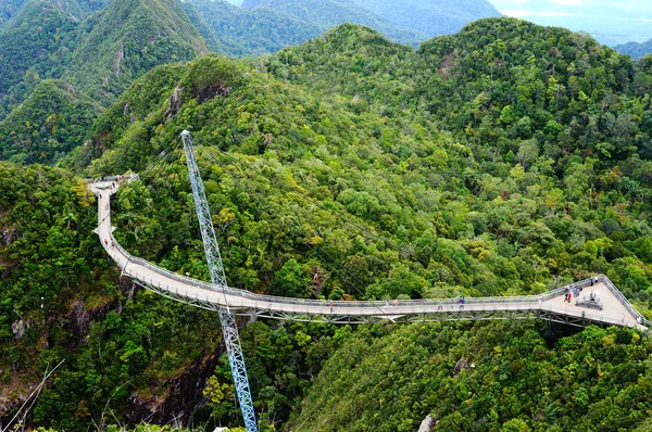 Hermosa vista panorámica del paisaje de montaña y puente colgante Imagen de stock