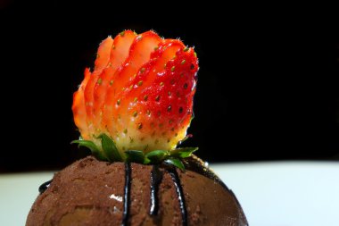 Çilekli çikolatalı dondurma üstüne