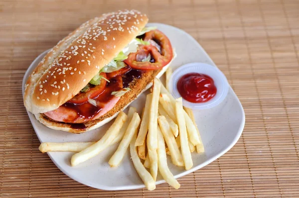 hamburger, patates kızartması ile