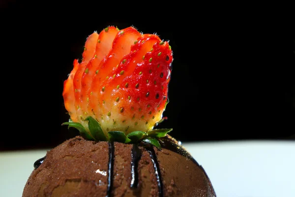 Çilekli çikolatalı dondurma üstüne