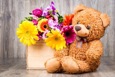 çiçek kutusu ve bir oyuncak ayı