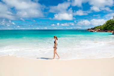 Kadın kumsalda yürür