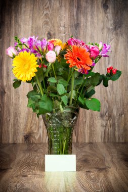 Güzel çiçekler vazoda karışık