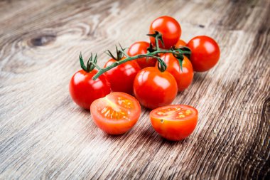 Tahta masada kiraz domatesleri