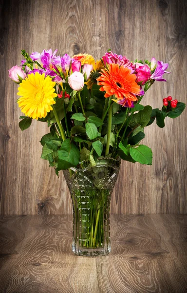 Gemischte schöne Blumen in der Vase — Stockfoto