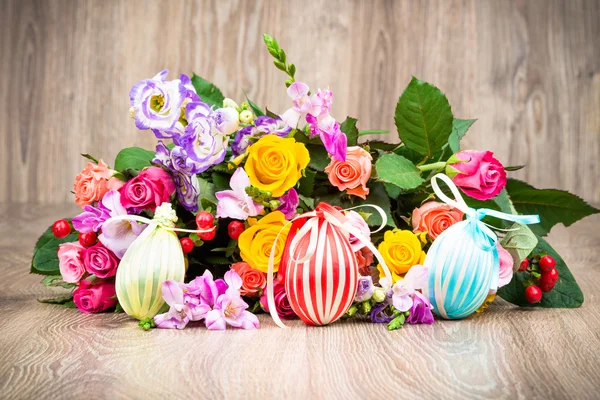 Ovos de Páscoa com flores — Fotografia de Stock