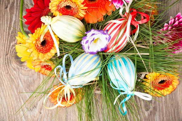 꽃바구니에 꽃을 담은 달걀을 저장하라 — 스톡 사진
