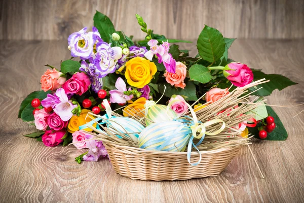 Oeufs de Pâques avec des fleurs — Photo