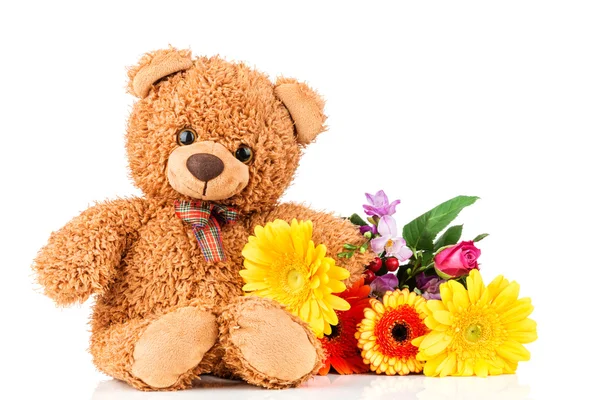 Ramo de flores y un osito de peluche — Foto de Stock