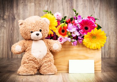 çiçek kutusu ve bir oyuncak ayı