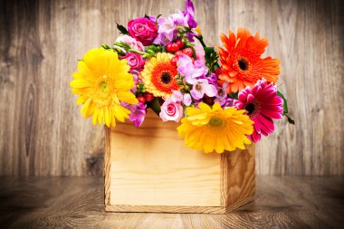 Karışık güzel çiçekli kutu