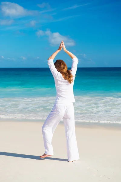 Donna che pratica yoga — Foto Stock