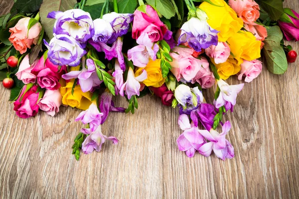 Smíšené krásné květiny — Stock fotografie