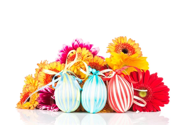 Ovos de Páscoa e flores frescas — Fotografia de Stock