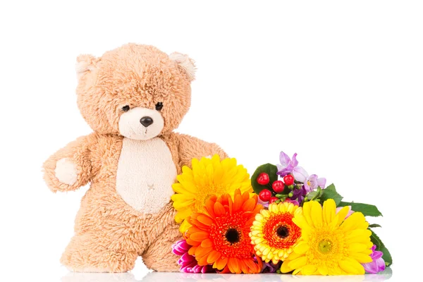 Blumenstrauß und ein Teddybär — Stockfoto