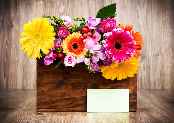 Boîte de belles fleurs mélangées — Photo