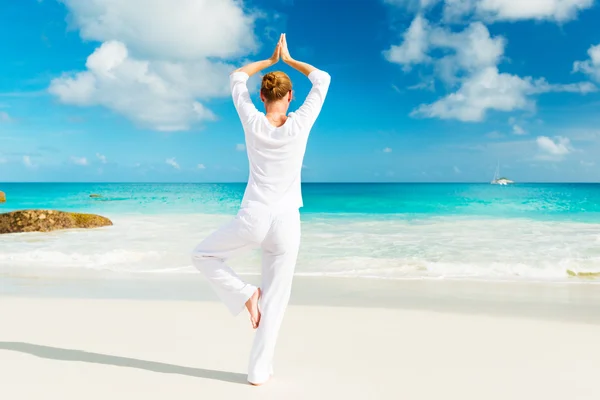 Woman practising yoga — Stock Photo, Image