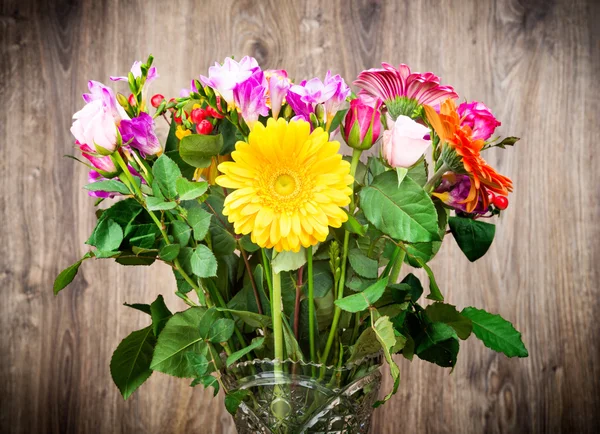 Mélange de belles fleurs dans le vase — Photo