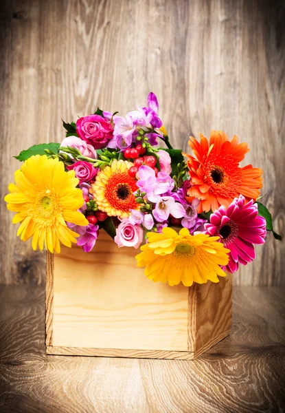 Коробка смешанных красивых цветов — стоковое фото