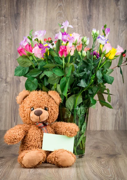 Nallebjörn och blommor i vas — Stockfoto