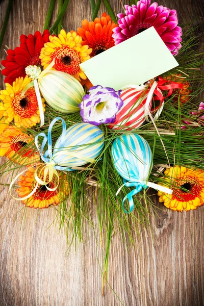 Velikonoční vejce v košíku s květinami — Stock fotografie