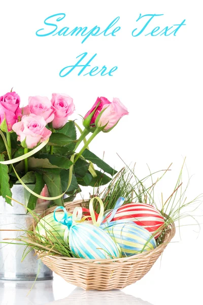 Пасхальные яйца и цветы — стоковое фото