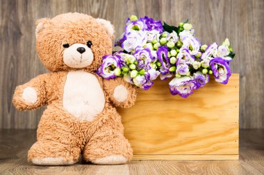  çiçek kutusu ve bir oyuncak ayı 