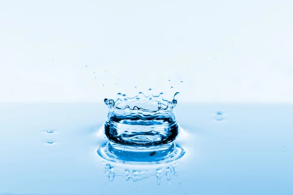 Water splash op wit — Stockfoto