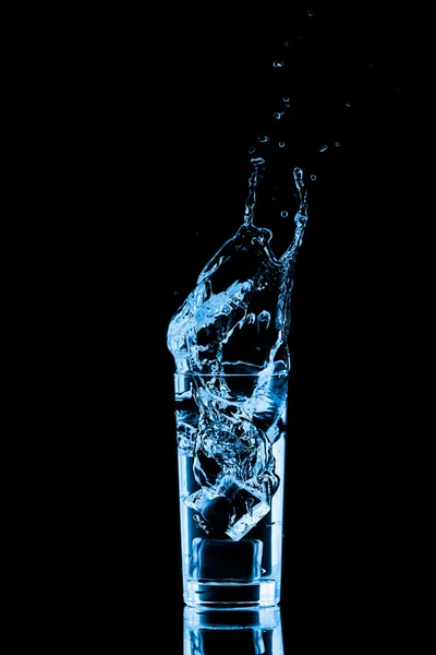 Glas Wasser mit Eiswürfeln — Stockfoto