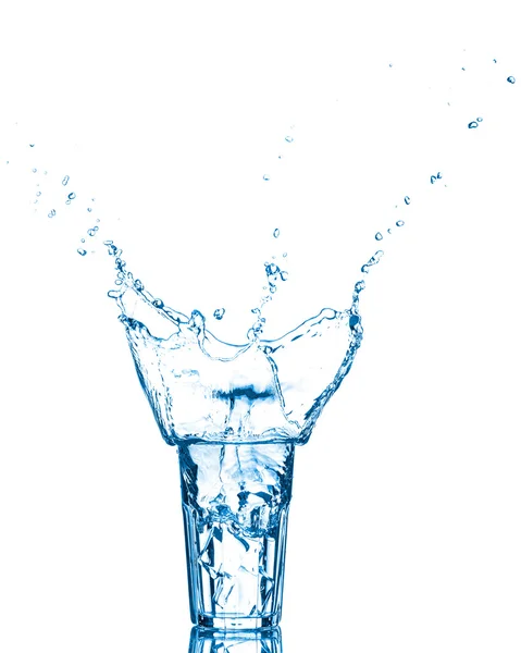 Glas Wasser mit Eiswürfeln — Stockfoto