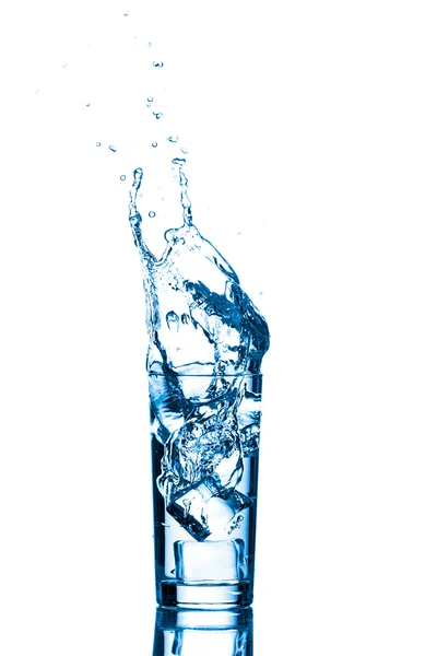 Glas Wasser mit Eiswürfeln — Stockfoto