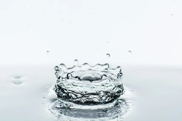 Puhdasta vettä roiskeita — kuvapankkivalokuva