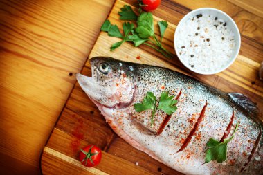 Ham alabalık ve baharatlar