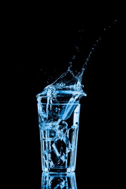 Bir bardak buzlu su.