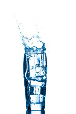 Bir bardak buzlu su.