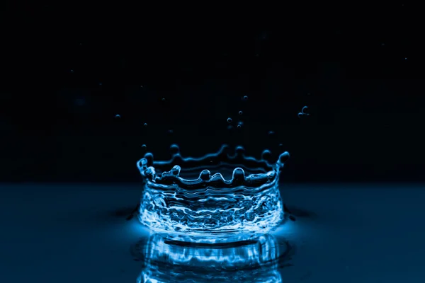 Vatten stänk på svart — Stockfoto