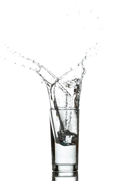 Glas Wasser mit Eiswürfeln — Stockfoto