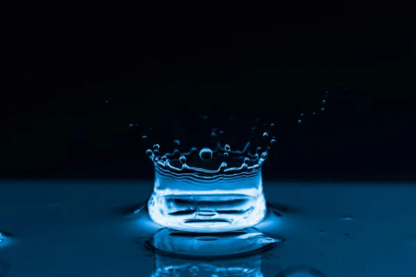 Wasserspritzer auf schwarz — Stockfoto