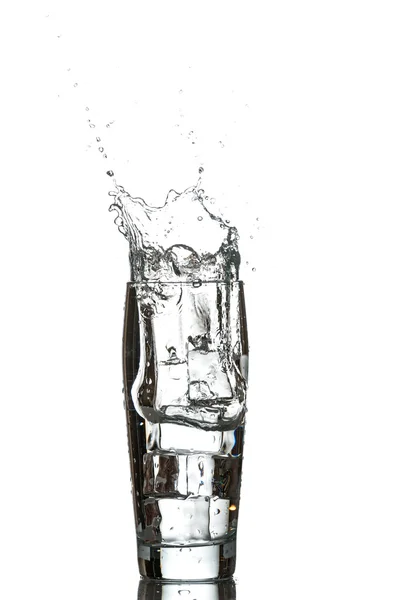 Glas Wasser mit Eiswürfeln — Stockfoto