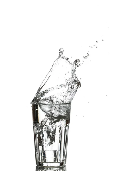Bicchiere d'acqua con cubetti di ghiaccio — Foto Stock