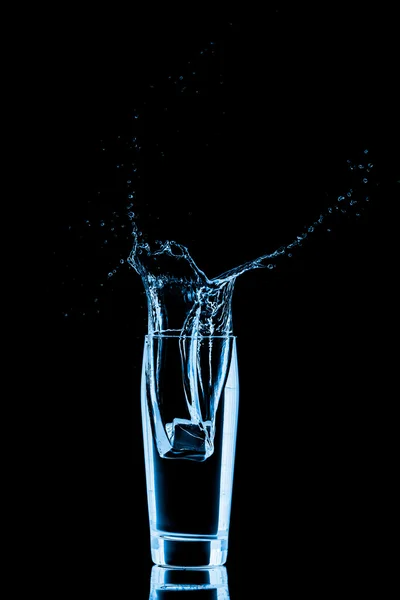 Vaso de agua con hielo —  Fotos de Stock