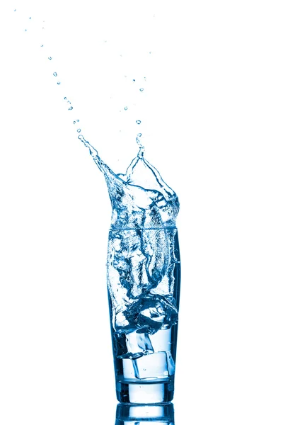 Glas Wasser mit Eiswürfeln — Stockfoto