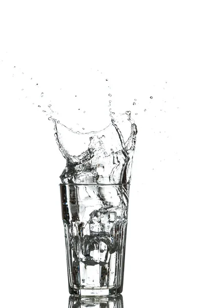 Glas Wasser mit Eiswürfeln — Stockfoto