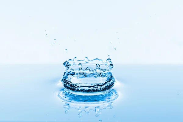 Vattenstänk på vit — Stockfoto