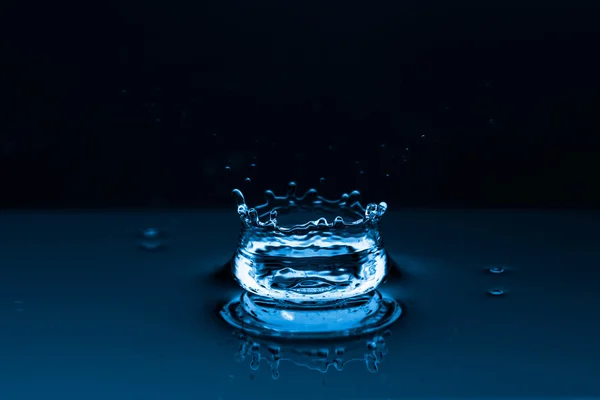 Wasserspritzer auf schwarz — Stockfoto