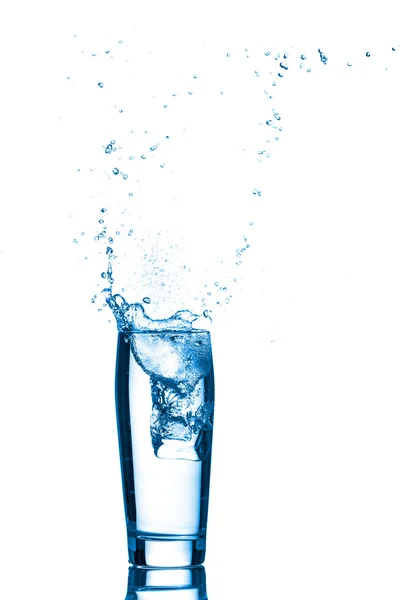 얼음이 섞인 물 한 컵 — 스톡 사진