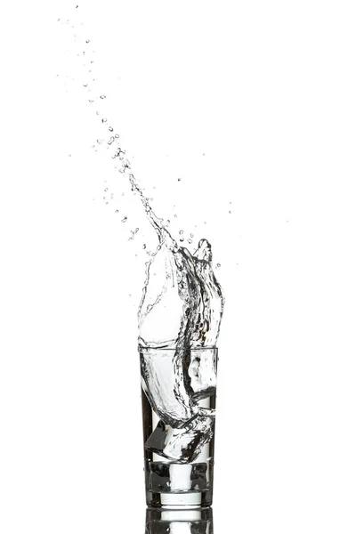 Sklenice vody s kostkami ledu — Stock fotografie